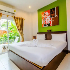 Отель Baan Yuyen Karon Guesthouse 2* Улучшенный номер разные типы кроватей фото 17