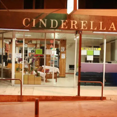 Отель Cinderella Flats гостиничный бар