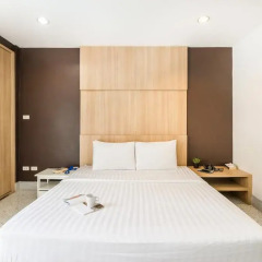 Отель The Fifth Residence 3* Улучшенный номер с двуспальной кроватью фото 12