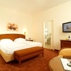 Hotel Stefanie 4* Улучшенный номер с двуспальной кроватью фото 3