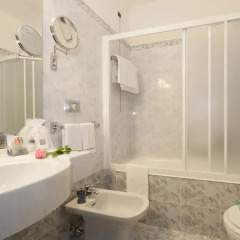 Отель IH Hotels Milano Ambasciatori 4* Улучшенный номер с различными типами кроватей фото 7