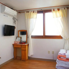 Отель Yeonwoo Guesthouse Стандартный номер с различными типами кроватей фото 6