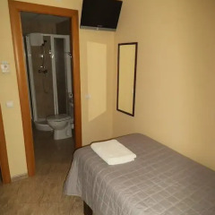 Отель Hostal Sant Sadurní Стандартный номер с различными типами кроватей фото 6