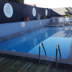 Отель Kowhai & Colonial Motel бассейн фото 3