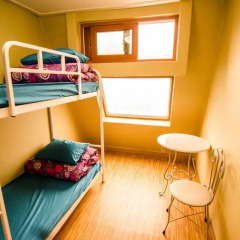 Kimchee Sinchon Guesthouse - Hostel Стандартный номер с 2 отдельными кроватями фото 2