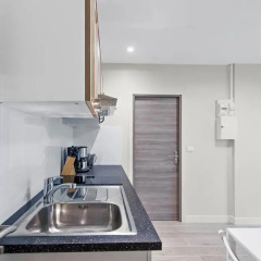 Отель Renovated 1 Bed for 3. Close to Bastille в номере фото 2