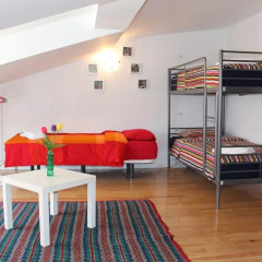Отель Inn Chiado Кровать в общем номере с двухъярусной кроватью
