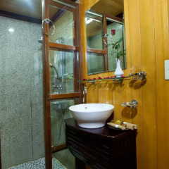 Отель Halong Golden Lotus Cruise Вьетнам, Халонг - отзывы, цены и фото номеров - забронировать отель Halong Golden Lotus Cruise онлайн ванная