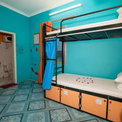 Halong Party Hostel Кровать в общем номере с двухъярусной кроватью