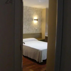 Отель Hostal Valadares сейф в номере