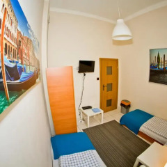 Отель B Movie Guest Rooms 2* Номер с общей ванной комнатой с различными типами кроватей (общая ванная комната) фото 4