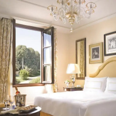 Four Seasons Hotel Firenze 5* Номер Премьер с двуспальной кроватью