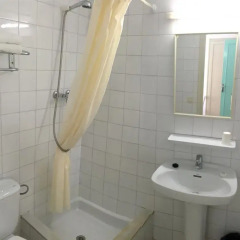 Отель Hostal Rom Испания, Курорт Росес - отзывы, цены и фото номеров - забронировать отель Hostal Rom онлайн ванная фото 2