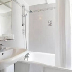 Отель Hôtel Saint Roch 2* Улучшенный номер с различными типами кроватей