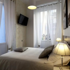 THC Latina Hostel Стандартный номер с двуспальной кроватью