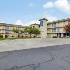 Отель Motel 6 Columbus West Колумбус парковка