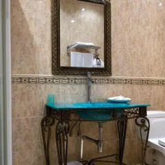 Гостиница Zhemchuzhina Hotel в Новосибирске отзывы, цены и фото номеров - забронировать гостиницу Zhemchuzhina Hotel онлайн Новосибирск ванная фото 2