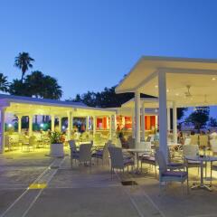 The Golden Coast Beach Hotel гостиничный бар