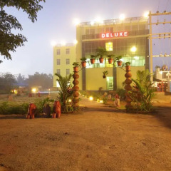 Deluxe Hotel парковка