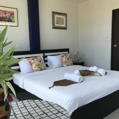Отель But Different Phuket Guesthouse 3* Улучшенный номер с различными типами кроватей фото 3