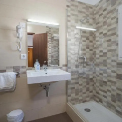Отель Hostal Cervantes ванная