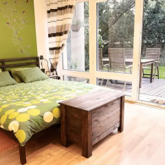 Отель Lovely Garden Flat near Royal Park комната для гостей