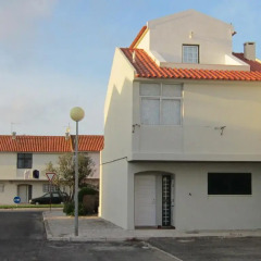 Отель Peniche Surf House парковка