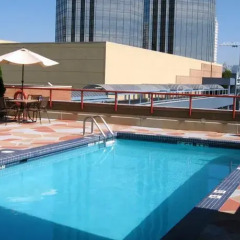 Отель Holiday Inn Express Vancouver-Metrotown (Burnaby) Канада, Бурнаби - отзывы, цены и фото номеров - забронировать отель Holiday Inn Express Vancouver-Metrotown (Burnaby) онлайн бассейн фото 2