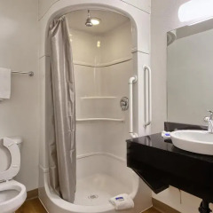 Отель Motel 6 Tulare 2* Стандартный номер с двуспальной кроватью фото 4