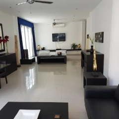 Отель East Suites Люкс с двуспальной кроватью