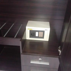 Отель But Different Phuket Guesthouse сейф в номере