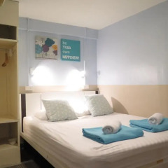 I-Sleep Silom Hostel Стандартный номер с двуспальной кроватью (общая ванная комната)