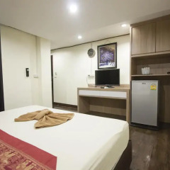 Отель Yasinee Guesthouse Бангкок удобства в номере