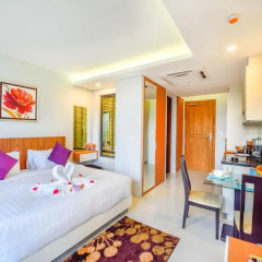 Отель At The Tree Condominium Phuket Номер Делюкс с двуспальной кроватью фото 6