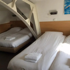 City Hotel 2* Кровать в общем номере с двухъярусной кроватью фото 2