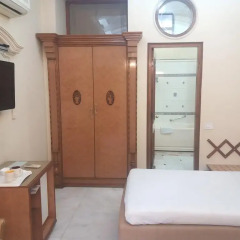 Отель Bajaj Indian Home Stay сейф в номере