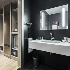 Отель NH Milano Touring 4* Улучшенный номер с различными типами кроватей фото 32