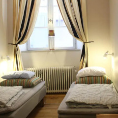 Castanea Old Town Hostel Стандартный номер с 2 отдельными кроватями (общая ванная комната) фото 5
