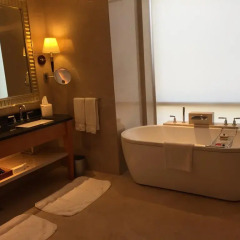 Four Seasons Hotel Mumbai 5* Улучшенный номер с различными типами кроватей