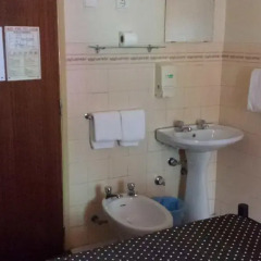 Отель Pensao Residencial Flor dos Cavaleiros 2* Стандартный номер с двуспальной кроватью (общая ванная комната) фото 7