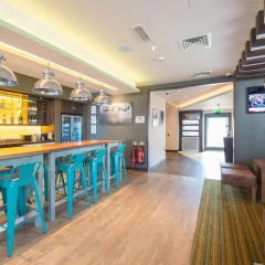 Отель Premier Inn Leek Town Centre гостиничный бар