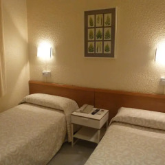 Отель Hostal Iznajar Barcelona Стандартный номер с 2 отдельными кроватями (общая ванная комната) фото 5