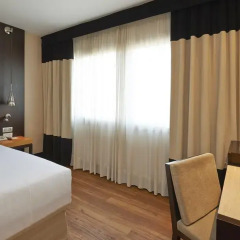 Отель NH Barcelona Stadium 4* Стандартный номер с двуспальной кроватью фото 4