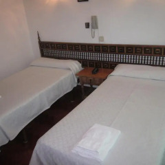 Отель Hostal Esmeralda Стандартный номер с различными типами кроватей