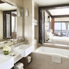 Отель The Ritz-Carlton Abu Dhabi, Grand Canal 5* Стандартный номер с двуспальной кроватью фото 5