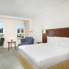 Отель Courtyard by Marriott Dubai Green Community Полулюкс с различными типами кроватей