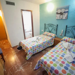 Отель Hostal Nevot Стандартный номер с различными типами кроватей фото 4