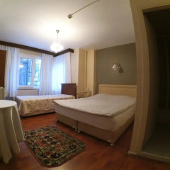 Отель Berk Guesthouse - 'Grandma's House' 3* Стандартный семейный номер с двуспальной кроватью фото 2