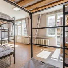 Отель Ahoy! NewTown Кровать в общем номере с двухъярусной кроватью