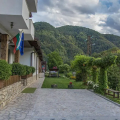 Отель Complex Izvora Болгария, Чепеларе - отзывы, цены и фото номеров - забронировать отель Complex Izvora онлайн парковка